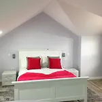 Quinze & With Swimming Pool Chalé