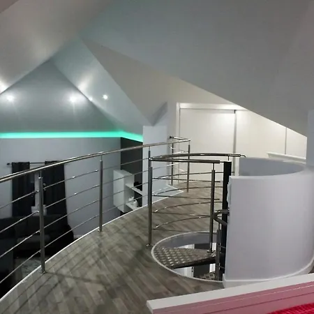 Quinze & With Swimming Pool Chalet